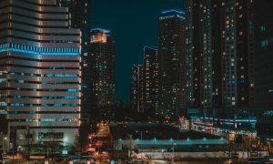 梦漫悬疑推理类推荐漫画封面，暗色调城市夜景中侦探主角手持放大镜，氛围紧张神秘